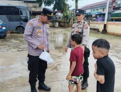 Ramadhan Penuh Kepedulian, Sat Binmas Polres Landak Bersama Saka Bhayangkara Berbagi Takjil