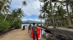 Pengiriman Material ke Kampung Sisir Lewat Jalur Laut