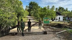 TMMD Ke-127 Kodim 1804/Kaimana Laksanakan Pembersihan Perbaikan Jembatan di Kampung Marsi
