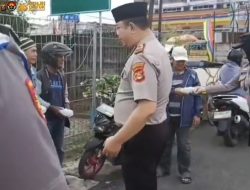 Polsek Kawasan Pelabuhan Boom Baru Polrestabes Palembang Bagikan Takjil kepada Masyarakat