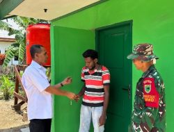 Dandim 1804/Kaimana Dampingi Sekwan Serahkan Kunci Rumah dan MCK kepada Warga Kampung Sisir