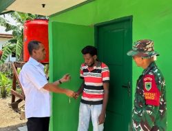 Kesbangpol Kaimana Cek dan Serahkan Kunci MCK Gereja dan Umu Dari Hasil TMMD 127 di Kampung Sisir