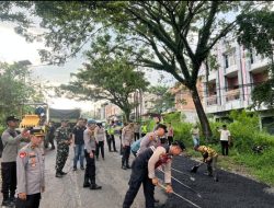 Jelang Mudik Lebaran, Polres OKU Tambal Jalan Berlubang di Jalur Lintas Sumatera