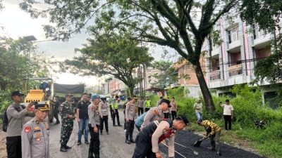 Jelang Mudik Lebaran, Polres OKU Tambal Jalan Berlubang di Jalur Lintas Sumatera