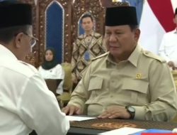 Momen Presiden Serahkan Zakat kepada Baznas di Istana Negara