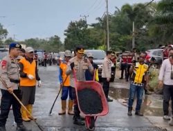 Jelang Mudik Lebaran, Polda Sumsel Kerahkan 106 Personel Perbaiki Jalan di Tiga Wilayah