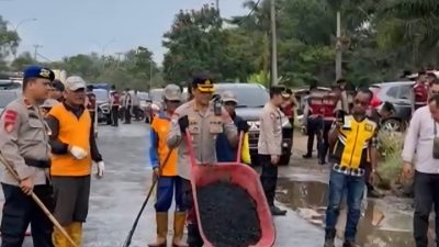 Jelang Mudik Lebaran, Polda Sumsel Kerahkan 106 Personel Perbaiki Jalan di Tiga Wilayah