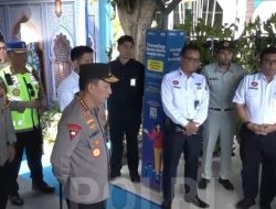 Kapolri Tinjau Posko Terpadu di Stasiun Surabaya Gubeng, Penumpang Mudik Naik 11 Persen