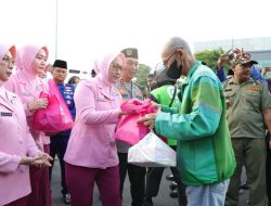 Kapolda Sumsel dan Bhayangkari Cek Pos Pengamanan OPS Ketupat 2026, Bagikan Tali Asih Hingga Takjil di Pos Pelayanan Simpang 5 DPRD