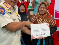 Mendagri Tito Karnavian Serahkan Bantuan untuk Korban Bencana di Aceh Timur