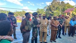 Kapolres Maybrat Bersama Forkopimda Tinjau Warga dan Salurkan Sembako di Kampung Sorry Distrik Aifat Selatan