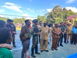 Kapolres Maybrat Bersama Forkopimda Tinjau Warga dan Salurkan Sembako di Kampung Sorry Distrik Aifat Selatan