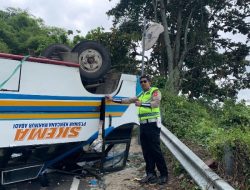 Bus Angkut 28 Penumpang Terguling di Tepian Danau Ranau OKU Selatan, Tiga Korban Luka Berat
