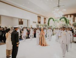Sakral dan Membanggakan, Tradisi Pedang Pora Warnai Pernikahan Perwira Yonif 2 Marinir