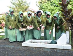 Ziarah Penuh Khidmat, Persit KCK Cabang XXXII Dim 0818 Peringati HUT ke-80 dengan Tabur Bunga di TMP Prayudha Nirwana