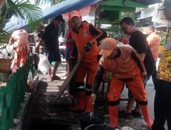 Tindak Lanjut Keluhan Warga, Aparat Gabungan Bersihkan Area PKL di RW 02 Jelambar