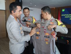 Penguatan Peran Bhabinkamtibmas, Kapolres Metro Jakbar Bekali Arahan dan Beri Pakaian Dinas Lapangan