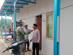 Babinsa Koramil 29/Langkahan Jalin Keakraban dengan Warga Huntara Krueng Lingka