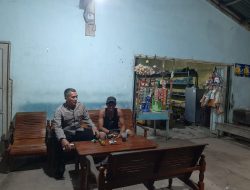 Polisi Sambangi Warga Saat Santai Malam, Sampaikan Pesan Humanis Jaga Kamtibmas