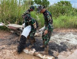 Gotong Royong Satgas Yonif 123/Rajawali Perbaiki Jalan Rusak di Kimaam, Akses Vital ke Pelabuhan Kembali Lancar