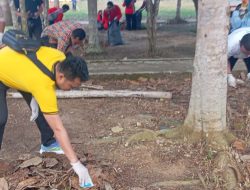 Tiga Pilar Bersatu, Polsek Mesuji Timur Gelar Gotong Royong Bersih-bersih Alun-Alun Marga Jadi