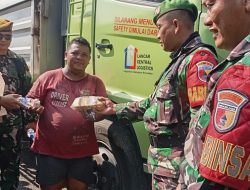 Anggota Kodim 0825/Banyuwangi Bagikan Air Mineral dan Roti kepada Sopir Truk dan Masyarakat di Jalur Lalu Lintas Ketapang