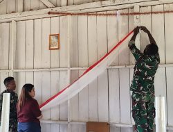 Pos Tarup Yonif 751/VJS Satgas Swasembada Hias Gereja Katolik Kristus Bangkit Sambut Paskah, Jemaat Turut Gotong Royong