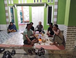 Asyik Nyantai di Teras Rumah, Warga Disapa Polisi Saat Patroli Malam