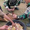 Satu Daun Pisang, Satu Kebersamaan: Pos Bulangkop dan Warga Tunjukkan Harmoni TNI-Rakyat Lewat Makan Bersama