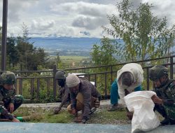 Menjaga Pesona Alam, Satgas Yonif 521/DY Bersama Warga Lakukan Karya Bhakti di Wisata Distrik Napua