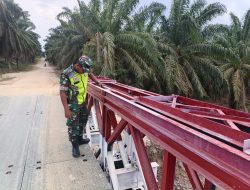 Pererat Sinergitas, Babinsa Pantau Kondisi Jembatan Bailey Penghubung Antar Desa di Cot Girek
