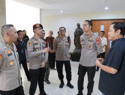 Wakapolres Metro Jakbar Monitoring Pengamanan Misa Paskah di Gereja ST Petrus Paulus