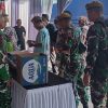 Personel Kodim 0825/Banyuwangi Siaga di Tiga Titik Krusial, Bagikan Air Minum dan Makanan di Tengah Pengamanan Arus Mudik Ketapang