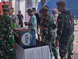 Personel Kodim 0825/Banyuwangi Siaga di Tiga Titik Krusial, Bagikan Air Minum dan Makanan di Tengah Pengamanan Arus Mudik Ketapang