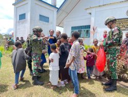Berbagi Kebahagiaan Untuk Anak Negeri, Satgas Yonif 521/DY Hangatkan Kebersamaan di Distrik Apalapsili