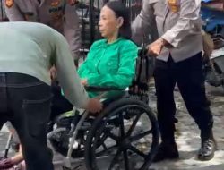 Potret Polisi Humanis, Personel Polsek Kebon Jeruk Bantu Jemaat Saat Paskah