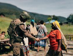 Satgas Damai Cartenz Hadir di Tengah Masyarakat, Pastikan Ibadah Berjalan Aman di Distrik Kiwirok