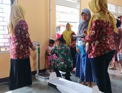 Babinsa Kotes Bersama Bidan Desa Laksanakan Posyandu, Wujudkan Kesehatan Masyarakat