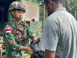 Satgas Pamtas RI–PNG Yonif 763/SBA Pos Kokoda Menyalurkan Zakat Fitrah dan Sembako kepada Masyarakat