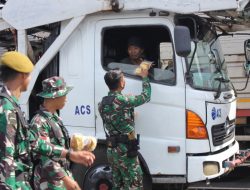 Senin Ceria di Dermaga Bulusan: Prajurit Kodim 0825 Banyuwangi Bagikan Air Minum, Snack dan Nasi Kotak kepada Para Sopir