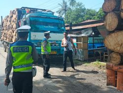 Satlantas Polres Batu Bara Gelar Sosialisasi Keselamatan Berkendara Kepada Supir Truk di Jalinsum