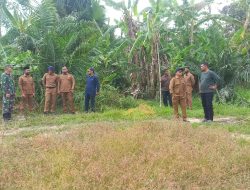 Babinsa Koramil 14/Tanah Jambo Aye Dampingi Peninjauan dan Pengukuran Lahan Huntap di Alue Papeun