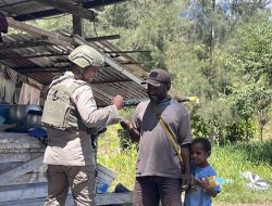*Lewat Patroli Jalan Kaki, Satgas Damai Cartenz Bangun Kedekatan dengan Warga Sinak*