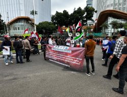 Aksi Penyampaian Pendapat Organisasi Mahasiswa Islam di Jakpus Kondusif, Polisi Bagikan Roti dan Air Mineral