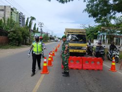 TNI–Polri Kompak, Babinsa Kendalikan Arus Buka Tutup di Jembatan Ulee Langa