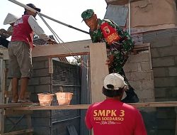 Wujud Nyata Kemanunggalan TNI Dengan Rakyat, Babinsa Pakunden Bantu Renovasi RTLH