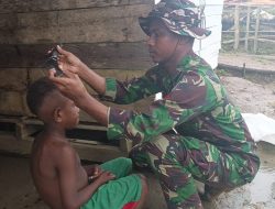 Pos Denom Satgas Yonif 751/VJS Cukur Gratis Rambut Anak-Anak Perbatasan, Wujud Kepedulian TNI bagi Generasi Muda
