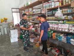 Babinsa Pantau Ketersediaan Pupuk Jelang Panen di Desa Keude Simpang IV