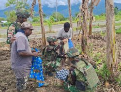 Bangkitkan Semangat Bertani, Satgas Yonif 521/DY Bantu Penyiapan Lahan dan Salurkan Pakaian Layak di Distrik Kobakma