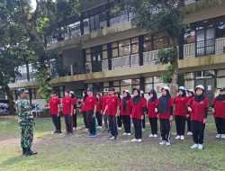 Anggota Koramil Sumbergempol Latih PBB Mahasiswa STIKES
